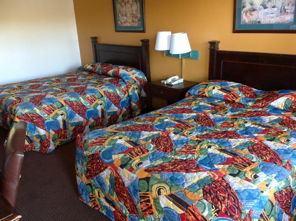 Heritage Inn Grand Prairie Room photo